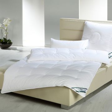 f.a.n. kuschelige Steppdecke FIRST CLASS mittelwarm mit Daunenfeeling